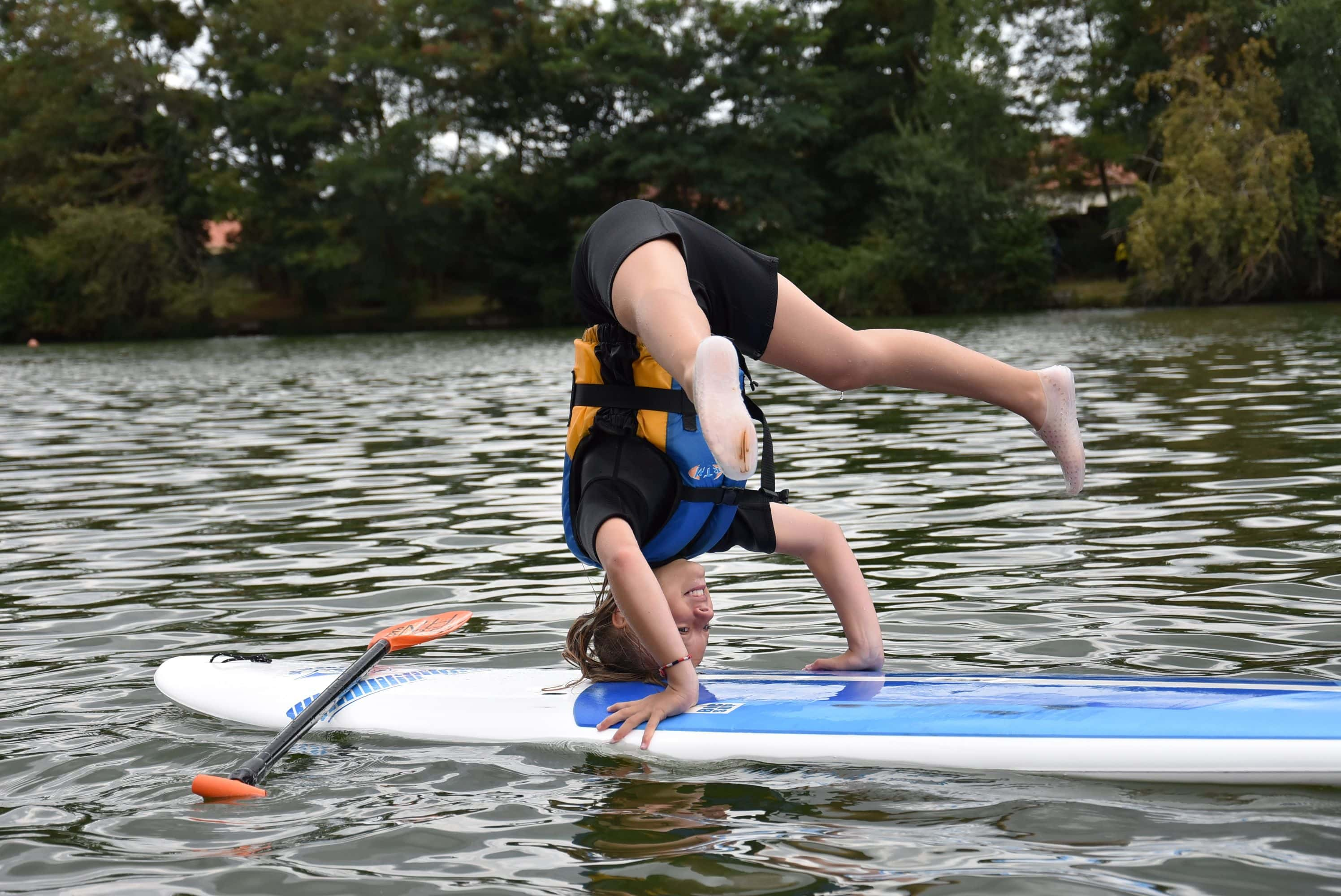 Enfant faisant de la gym sur un paddle